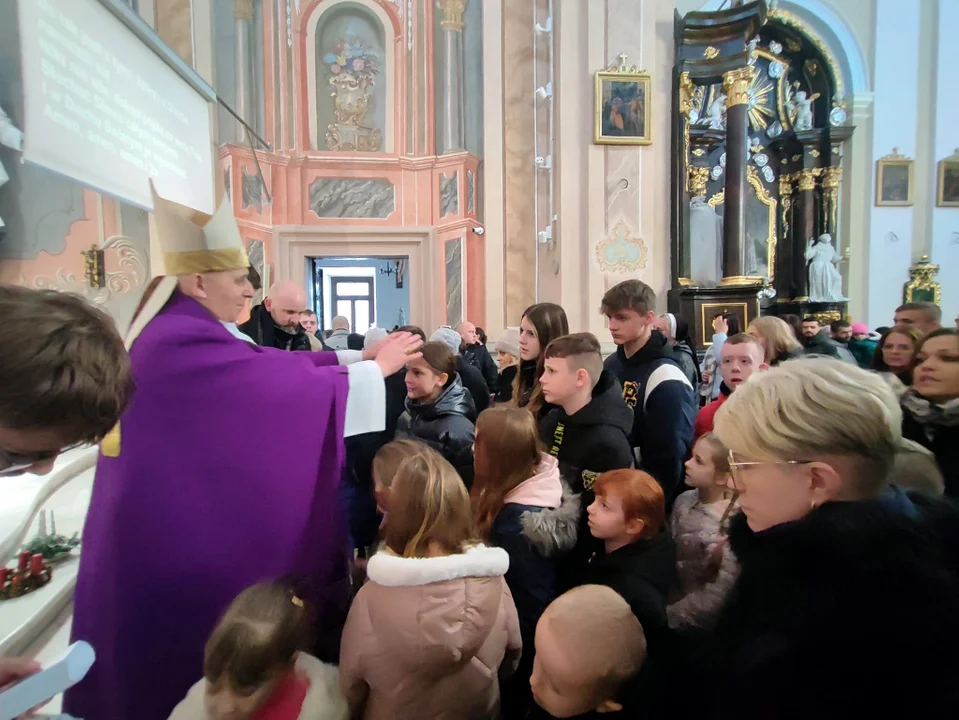 Dzieci z rodzicami modliły się podczas mszy św. z udziałem Bpa Grzegorza Suchodolskiego. Błogosławieństwo przez nałożenie rąk