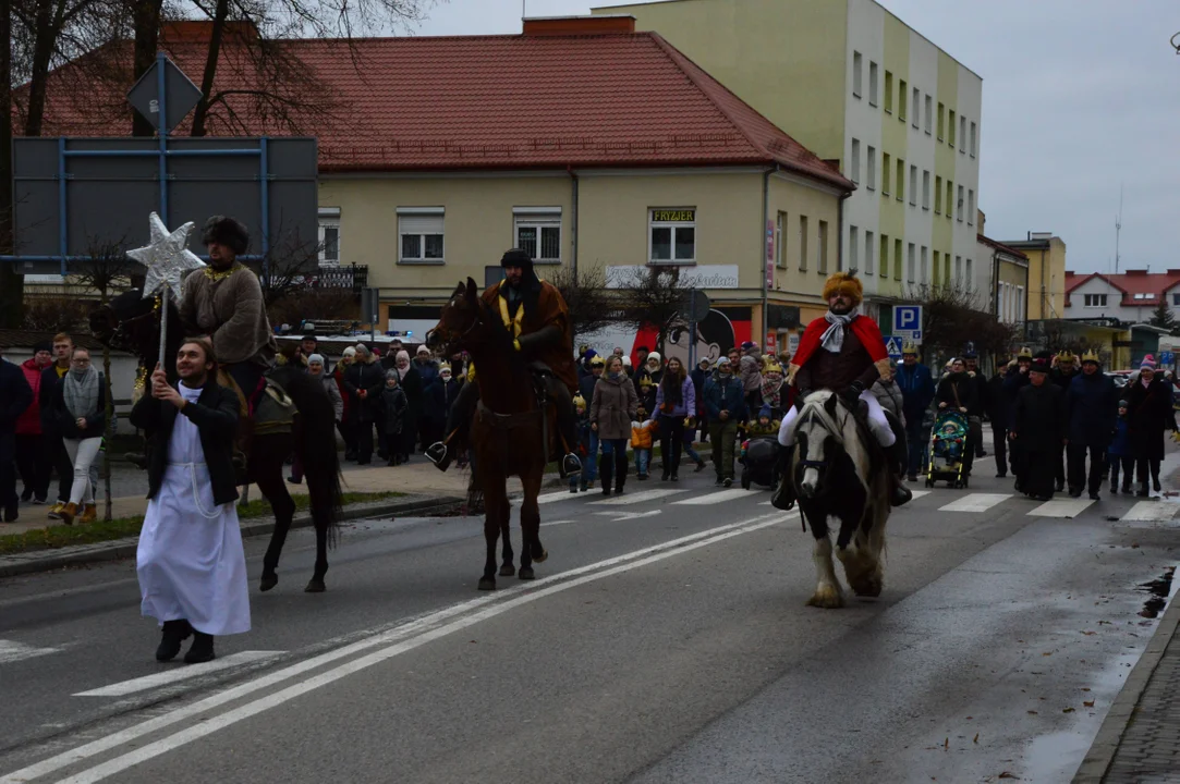 Przez ulicę miasta przemaszerował Orszak Trzech Króli - Zdjęcie główne