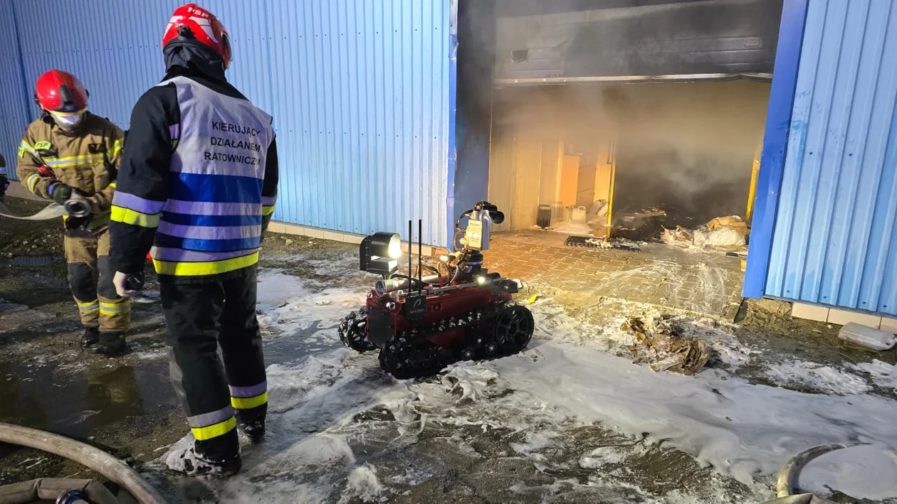 Lublin: Pożar magazynu przy ul. Łęczyńskiej. Ogień pomagał gasić m.in. robot [ZDJĘCIA] - Zdjęcie główne