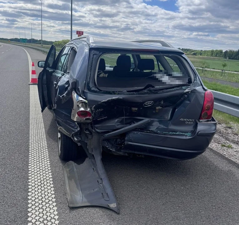 Lubelskie: "Na podwójnym gazie" wjechał w inne auto na ekspresówce