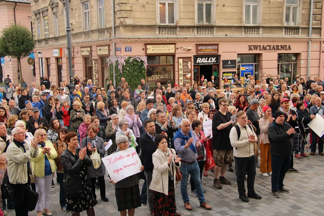"Ani jednej więcej". Protest w Lublinie po śmierci ciężarnej Doroty