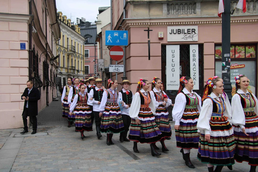 Obchody 3 maja w Lublinie. Mieszkańcy zatańczyli wspólnie Poloneza