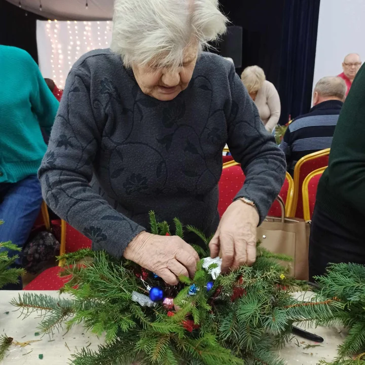 Seniorzy z gminy Trzebieszów zrobili świąteczne stroiki