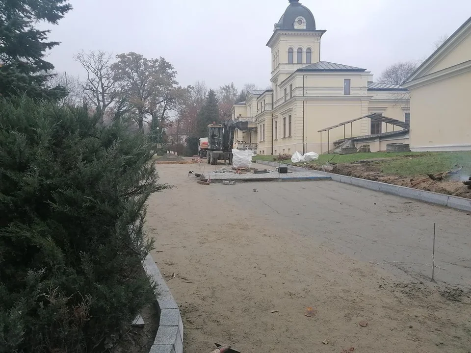 W Kluczkowicach trwają prace związane z renowacją zespołu pałacowo-parkowego