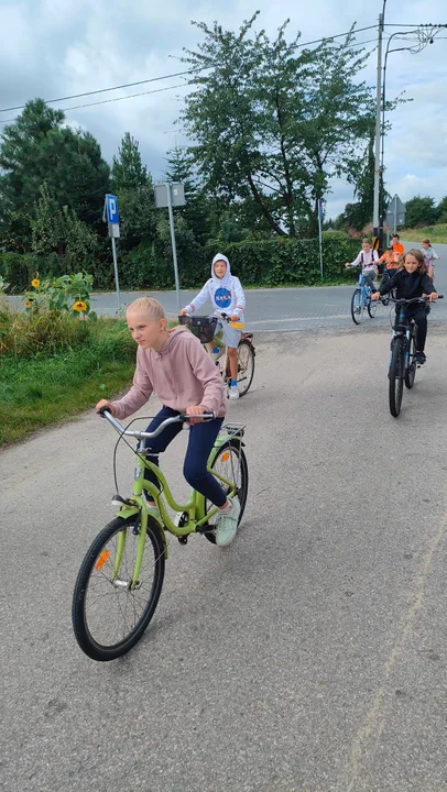 Rowerowy rajd z biblioteką w Trzebieszowie