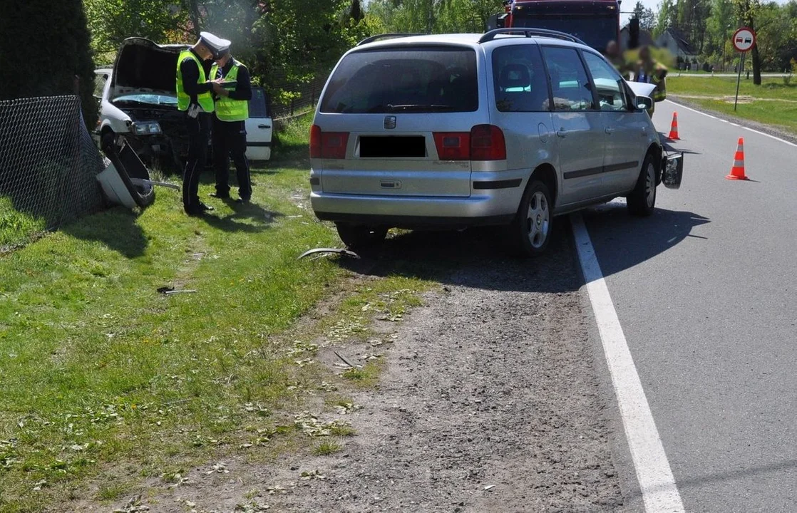 Powiat bialski: Zasnęła za kierownicą i uderzyła w zaparkowany samochód. Dwie osoby w szpitalu