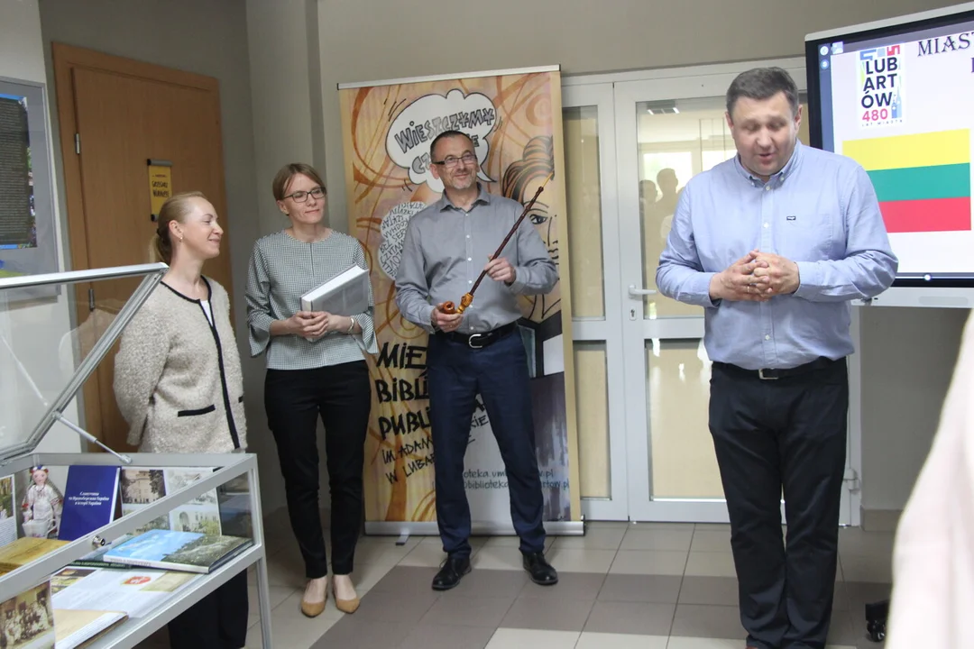 Wystawa o partnerskich miastach Lubartowa. Na otwarcie do biblioteki przyjechał honorowy konsul Węgier (zdjęcia) - Zdjęcie główne
