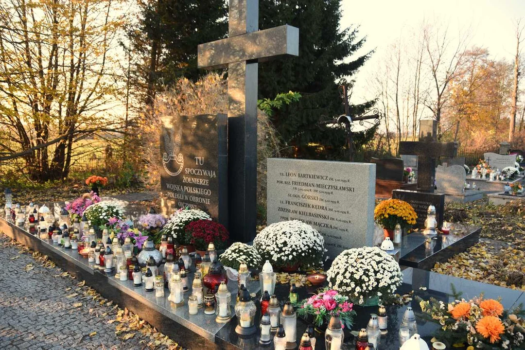CMENTARZ RADORYŻ KOŚCIELNY DZIEŃ WSZYSTKICH ŚWIĘTYCH ZDJ. J. KRYCZKA