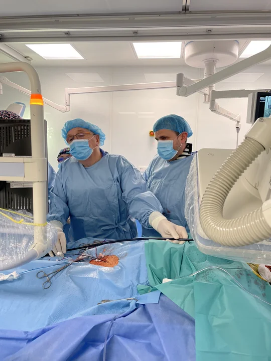 Lekarze z Lublina wszczepili pacjentom specjalne protezy. To pierwsze takie zabiegi po tej stronie Wisły