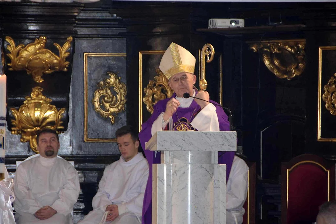 Biskup Grzegorz Suchodolski odwiedził Parafię Podwyższenia Krzyża Św. Ingres Biskupa z plebanii do kościoła i msza święta