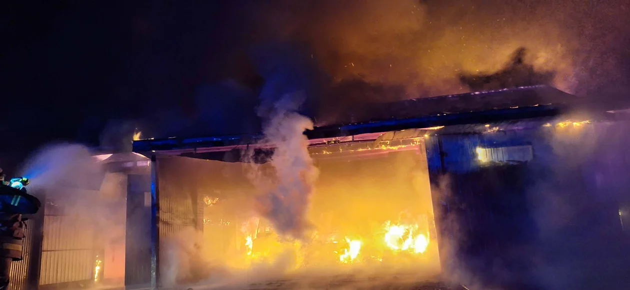 Groźny pożar na Ziemi Biłgorajskiej!  W akcji dziesięć zastępów, ogromne straty - Zdjęcie główne