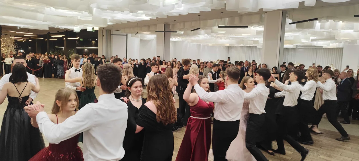 Studniówka VI Liceum Ogólnokształcącego w Lublinie. Tak bawią się maturzyści