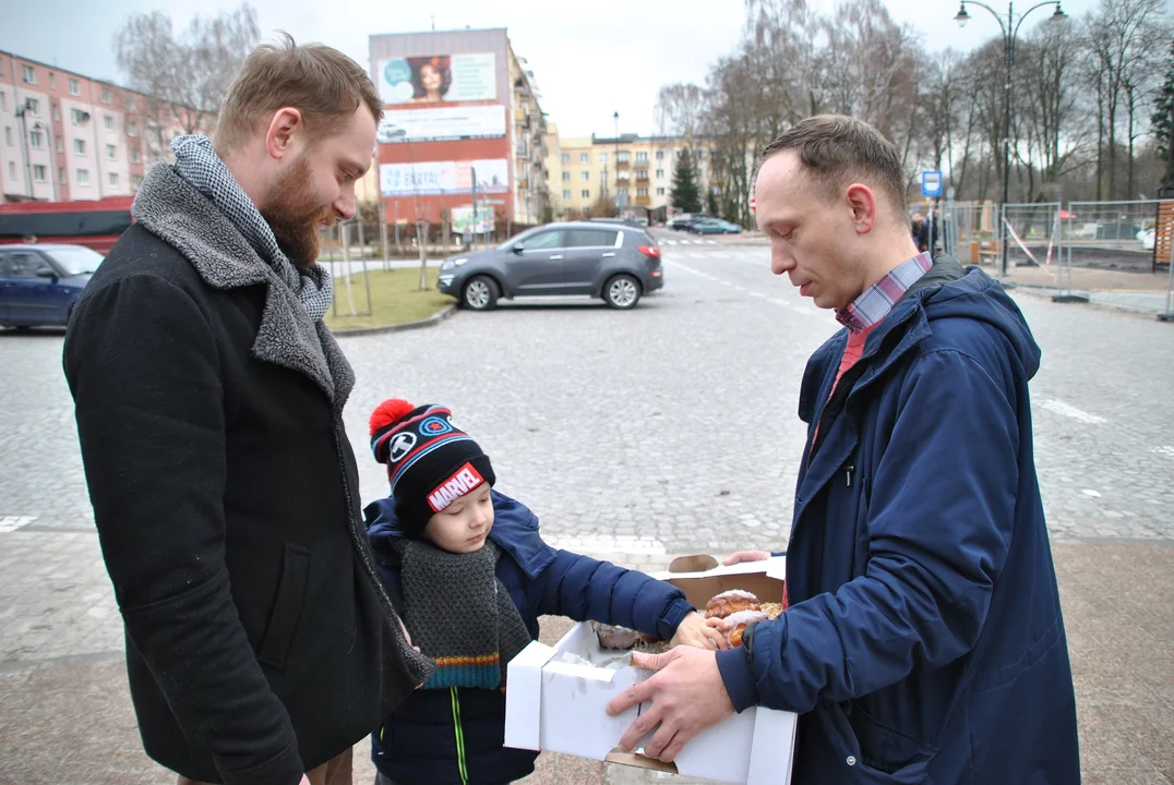 Radny Michał Kramek rozdawał dziś w Poniatowej pączki