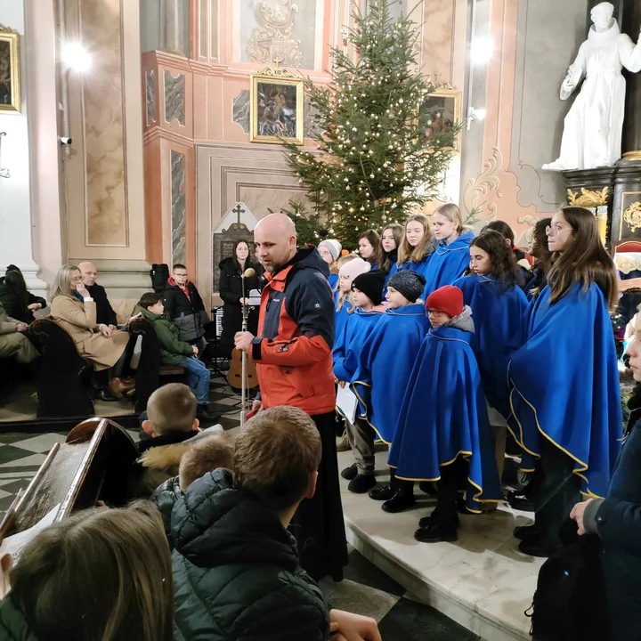 Schola „Promyczki” zaśpiewała kolędy i pastorałki (ZDJĘCIA)