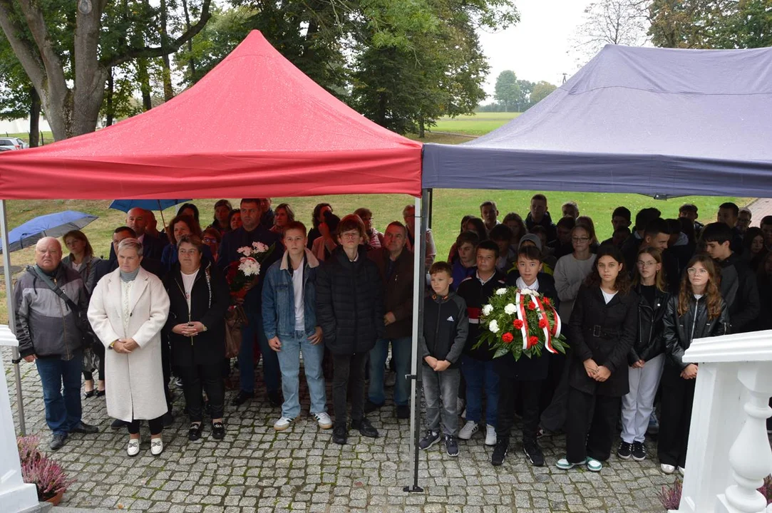 Odsłonięcie tablicy pamiątkowej poświęconej Żydom z Józefowa nad Wisłą zamordowanym podczas akcji "Reinhard"