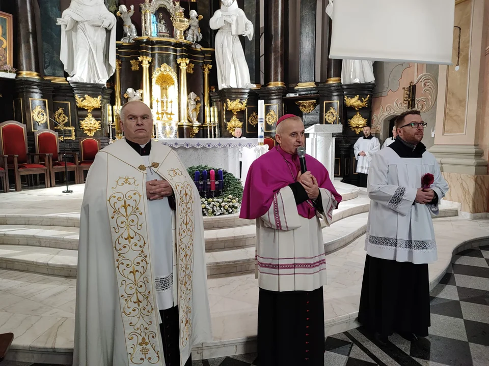 Biskup Grzegorz Suchodolski odwiedził Parafię Podwyższenia Krzyża Św. Ingres Biskupa z plebanii do kościoła i msza święta