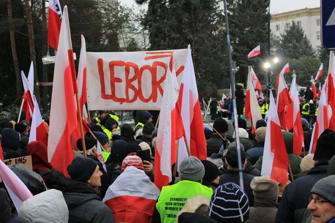 Rozpoczął się protest przed Sejmem w Warszawie [ZDJĘCIA] - Zdjęcie główne