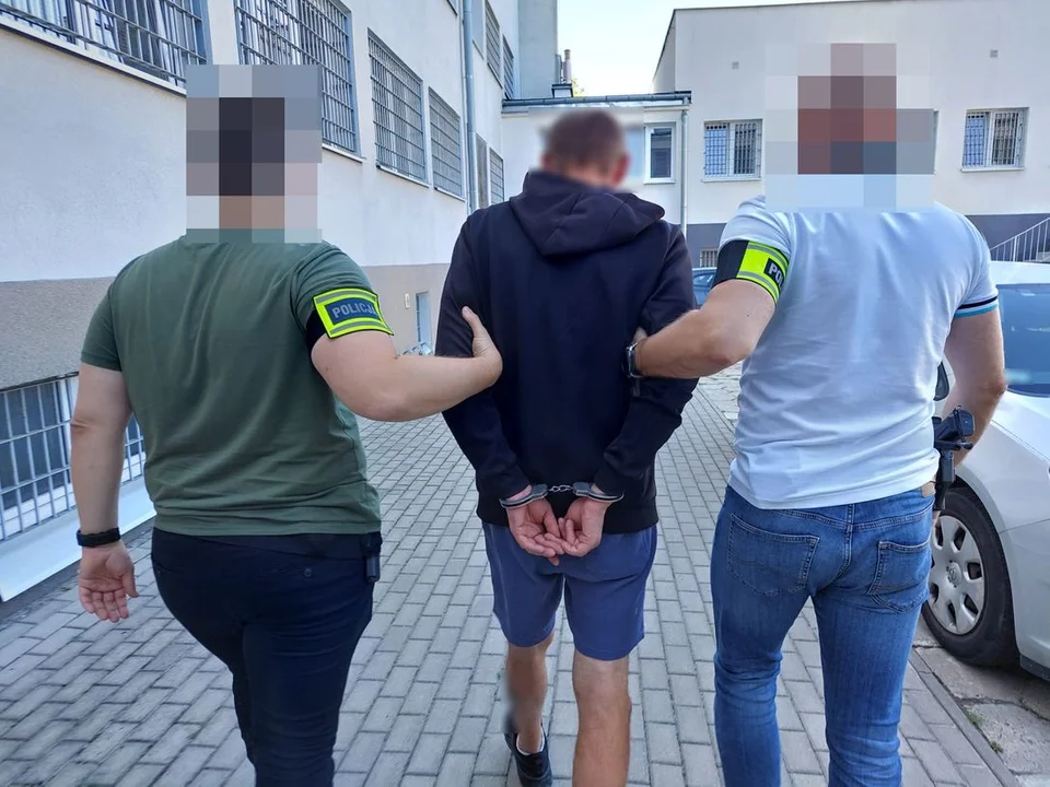 Policja zatrzymała 112 poszukiwanych. Wśród nich było 9 osób z listów gończych. 43-latka udawała zawał