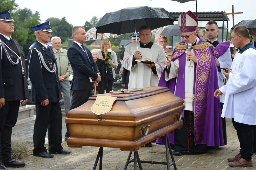 Uroczystość pogrzebowa proboszcza parafii w Ratoszynie ks. Józefa Rychtera