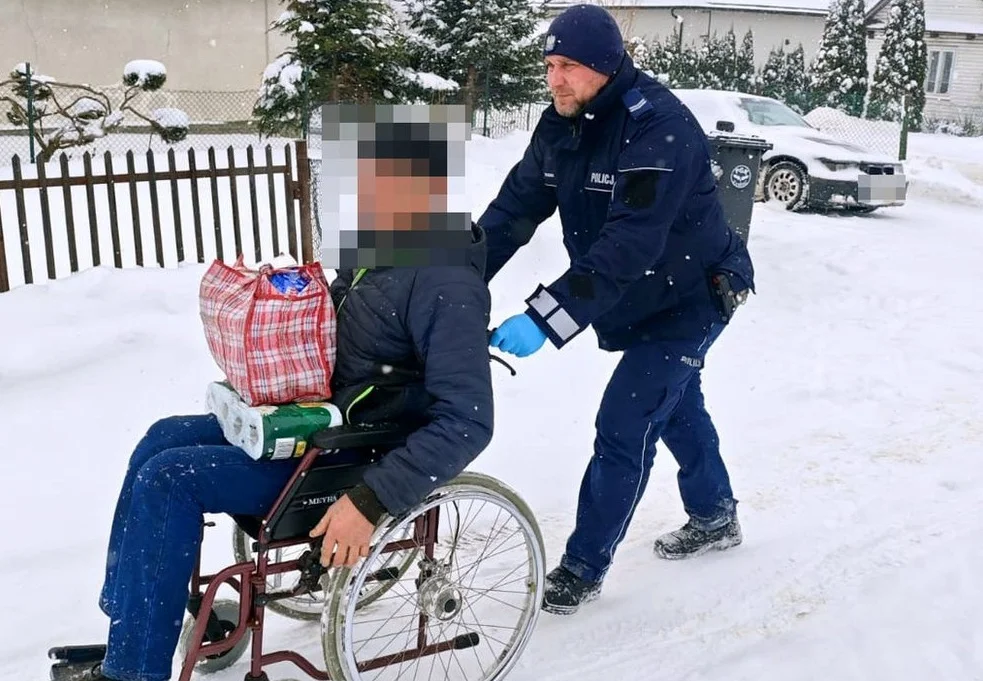 Chwile grozy w gminie Grabowiec. Policjanci pchali wózek przez zaspy - Zdjęcie główne