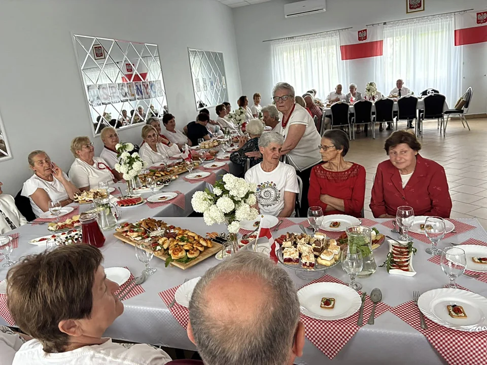 W Gołaszynie seniorzy zasiedli przy stołach i wysłuchali porad lekarza rehabilitacji - Zdjęcie główne