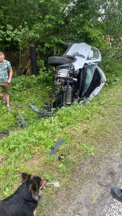 Kia w rowie. Dachowanie samochodu w Starej Prawdzie - Zdjęcie główne