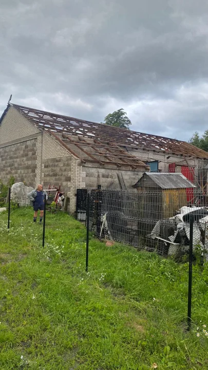 Mizary gdzie z trzech budynków gospodarczych wiatr zerwał dachy, jeden z budynków uległ częściowemu zawaleniu.