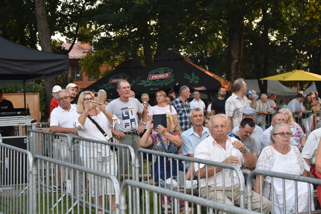 Występy lokalnych zespołów, gwiazda wieczoru "BOYS" oraz świętujący mieszkańcy powiatu