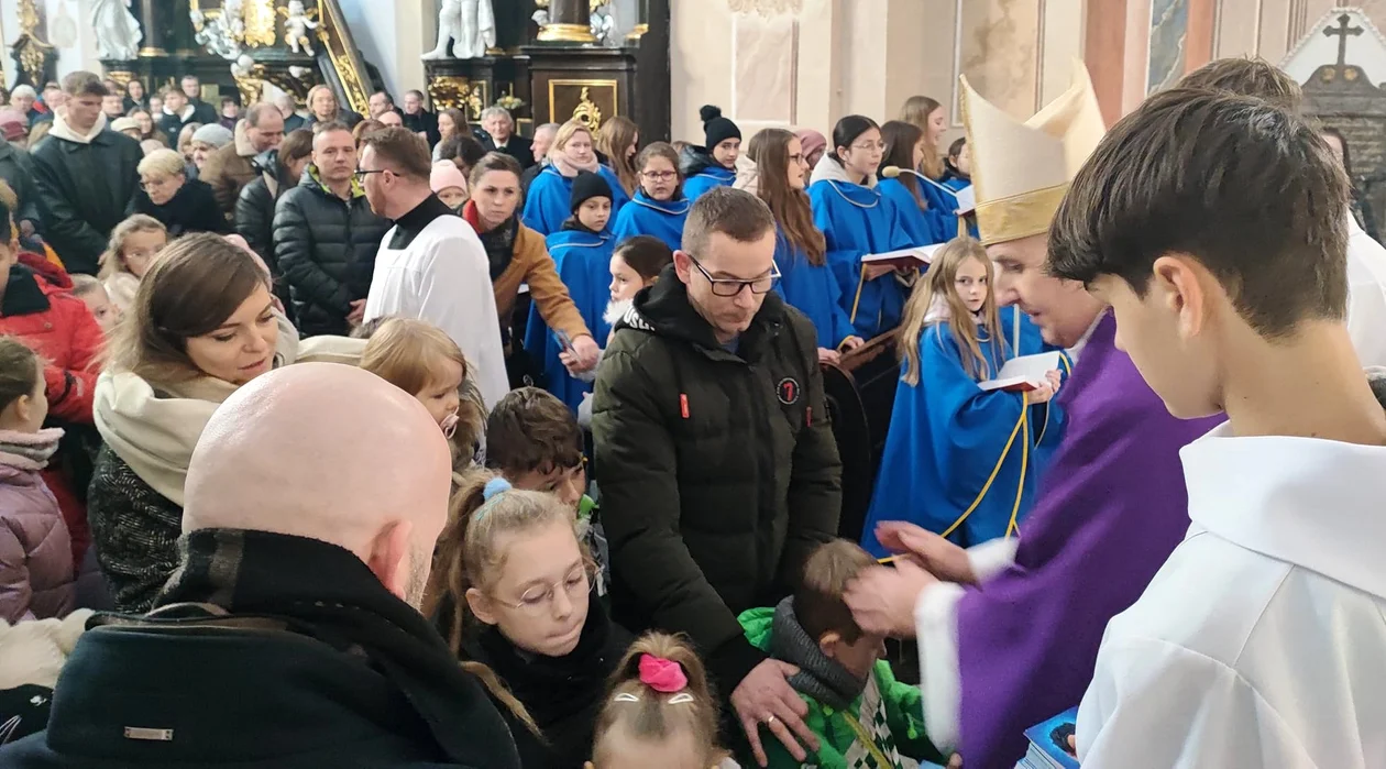 Dzieci z rodzicami modliły się podczas mszy św. z udziałem Bpa Grzegorza Suchodolskiego. Błogosławieństwo przez nałożenie rąk