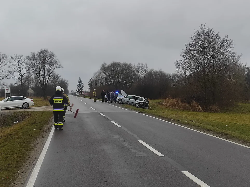 Powiat łukowski: Wypadek samochodowy we wsi Kosuty. Interweniowali strażacy
