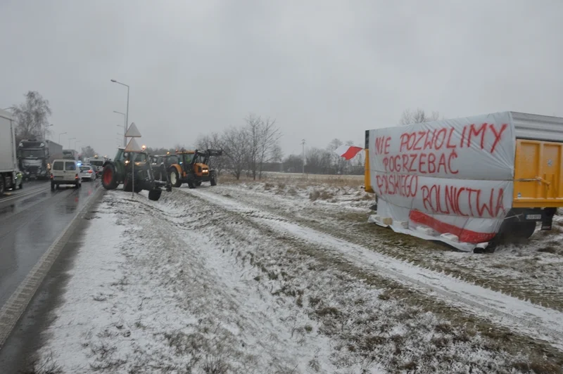 Trwa protest rolników na drodze krajowej nr 19 w Borkach. Duże utrudnienia w ruchu do godz. 14 - Zdjęcie główne