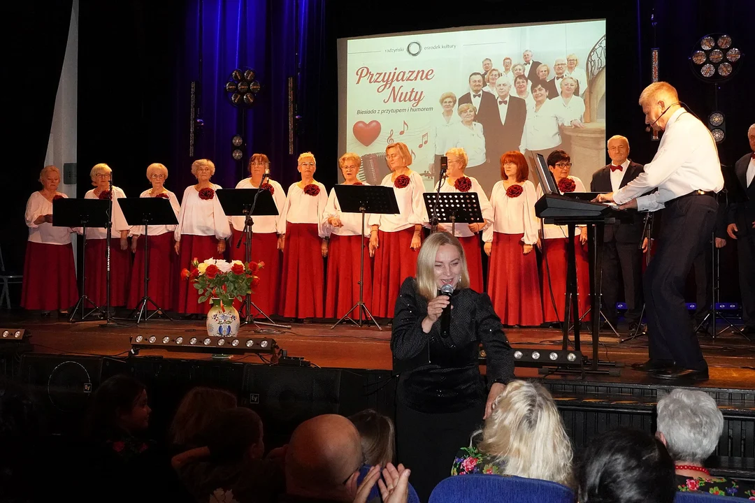 „Przyjazne Nuty” porwały publiczność. Biesiada w ROK-u była pełna muzyki, humoru i przytupu - Zdjęcie główne