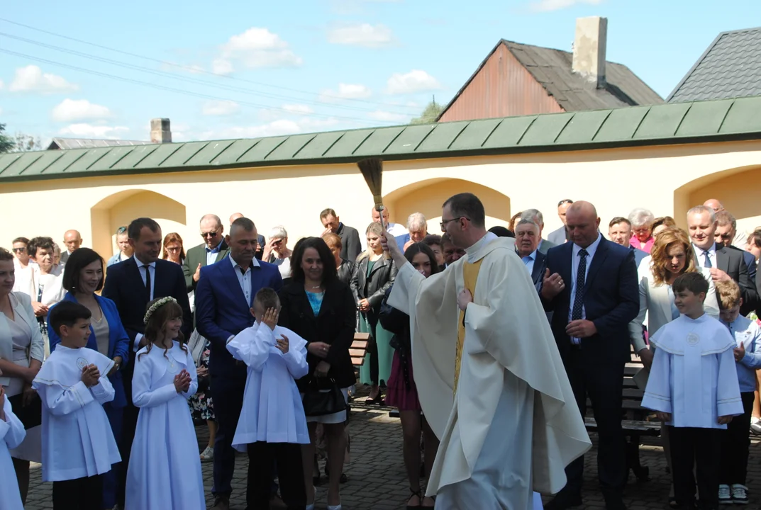 Uczniowie z klas III A i III C z SP nr 2 w Opolu Lubelskim przystąpili do I Komunii Świętej 3 czerwca o godz. 10