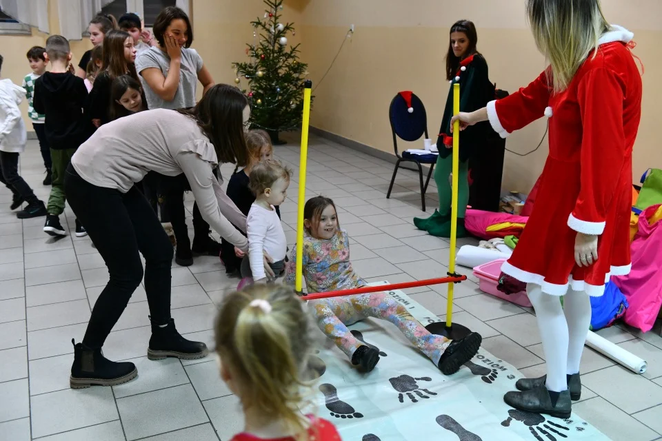 Zabawa choinkowa w Jeziorach (zdjęcia).