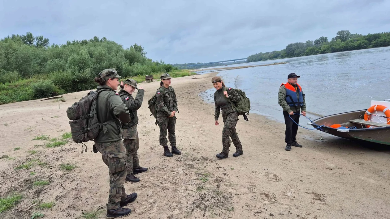 Akcja na Wiśle i ratowanie rannych z pojazdu. Tak wyglądały manewry służb w Łaziskach (foto) - Zdjęcie główne