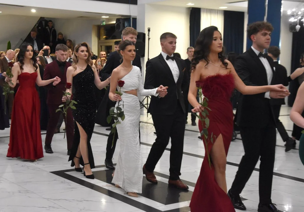 Maturzyści z „Rolnika” polonezem rozpoczęli odliczanie do matury (zdjęcia cz.1) - Zdjęcie główne