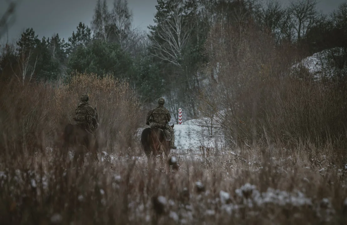 Lubelscy terytorialsi na koniach pomagają pogranicznikom