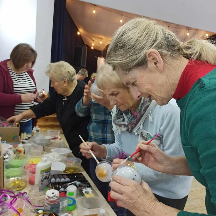 Seniorzy z gminy Trzebieszów zrobili świąteczne stroiki