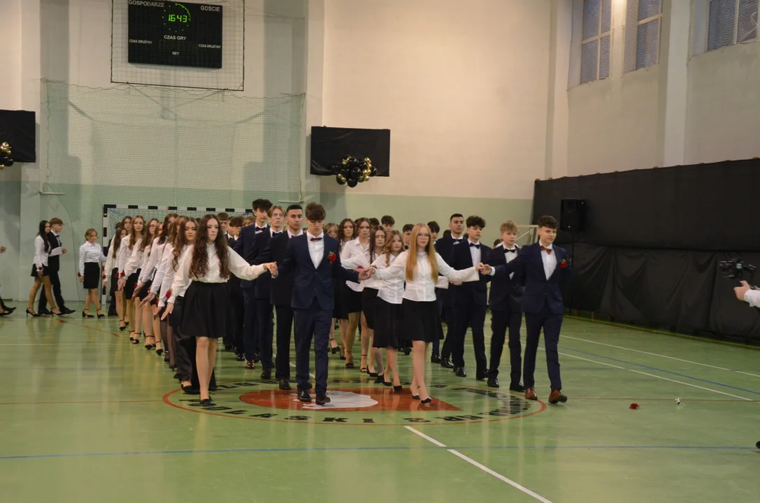 Polonez, występy i symboliczne pożegnanie szkoły. Bal ósmoklasisty w "dwójce" w Radzyniu (ZDJĘCIA cz. 1) - Zdjęcie główne