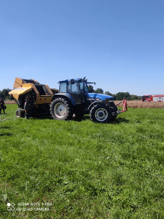 Pożar prasy belującej oraz zboża w Krzówce. Interweniowali strażacy