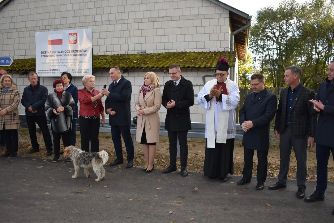 Jest powód do świętowania, to trzeba świętować! Mieszkańcy Sołectwa Kochów zorganizowali uroczyste otwarcie drogi gminnej