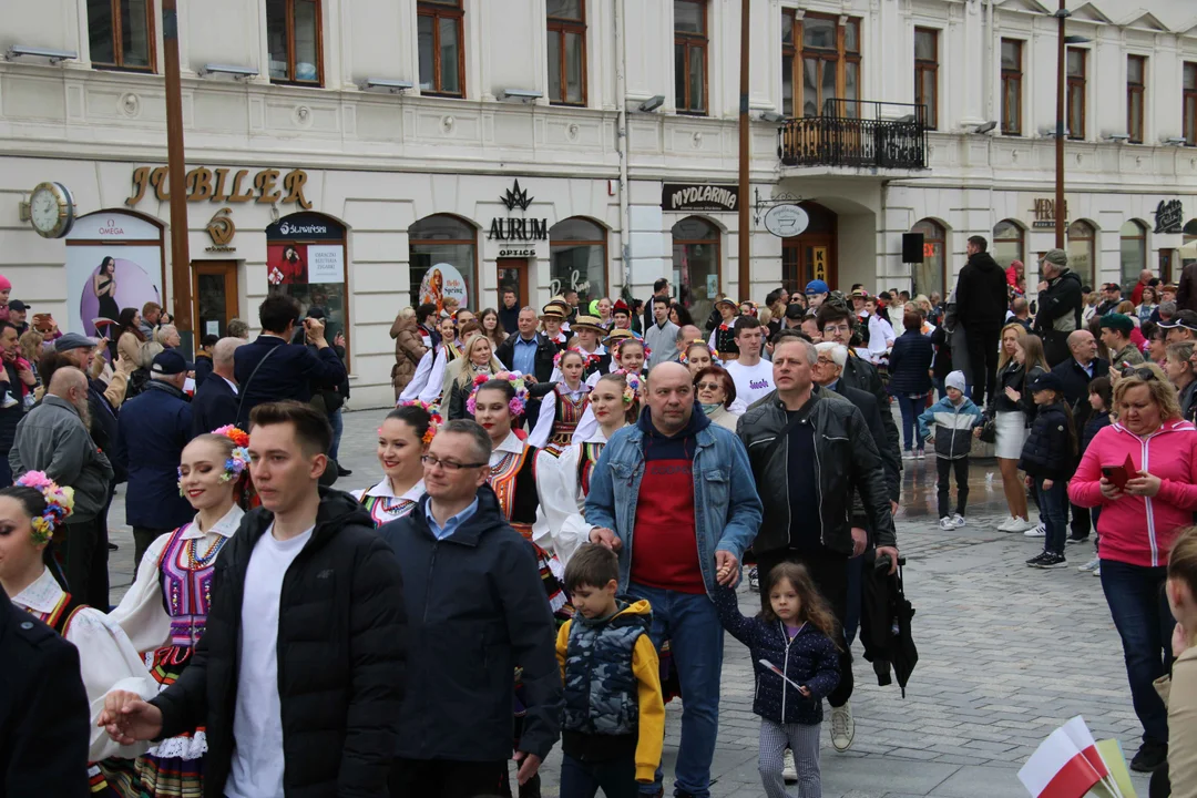 Obchody 3 maja w Lublinie. Mieszkańcy zatańczyli wspólnie Poloneza