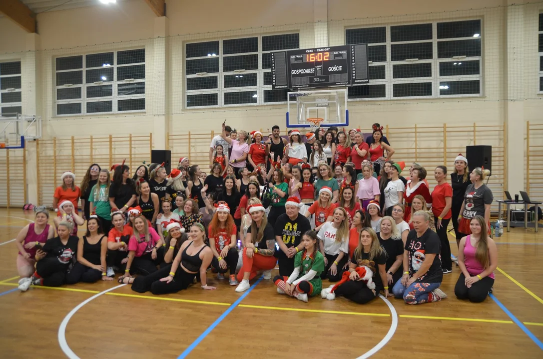 Energia, rytm i świąteczna atmosfera! Warsztaty Bachaty i Salsy z kilkugodzinną, pełną emocji Zumbą w mikołajkowej oprawie - Zdjęcie główne