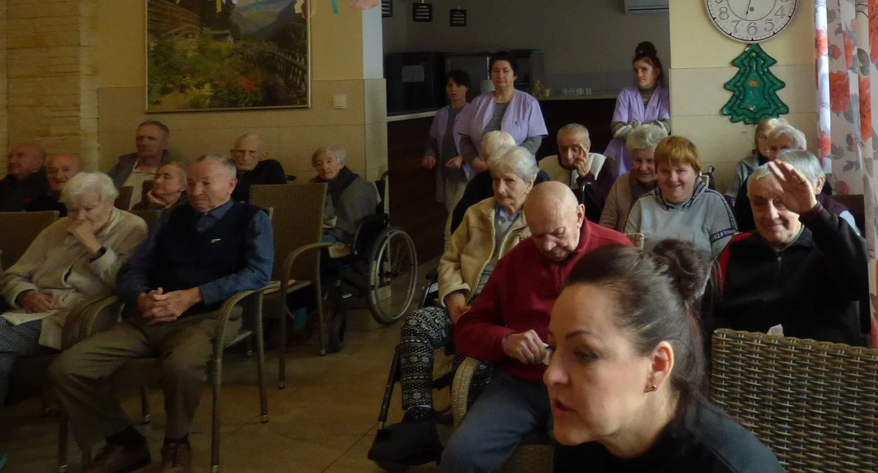 Przedszkolaki z „Baśniowego Dworku” pojechały do Aleksandrii z życzeniami dla seniorów