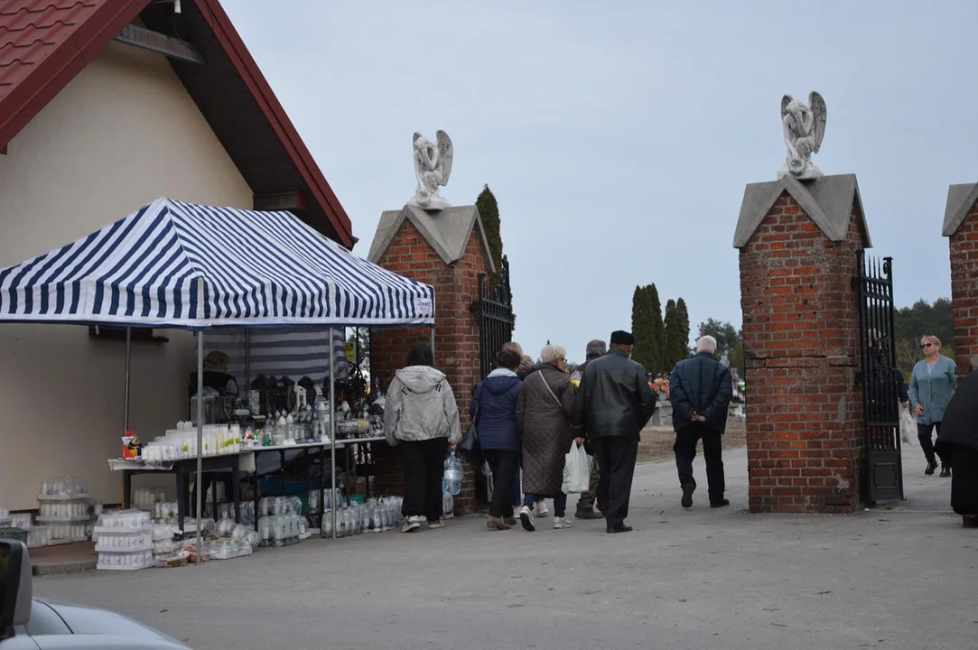 Przedświąteczny ruch przy cmentarzach w Chodlu i Poniatowej