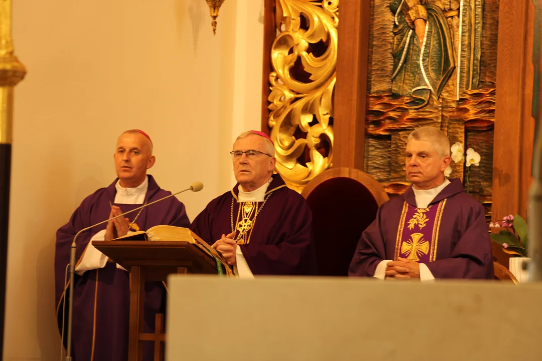 Pogrzeb Ks. Zbigniew Hackiewicz. Proboszcza parafii w Jedlance pożegnała setka duchownych