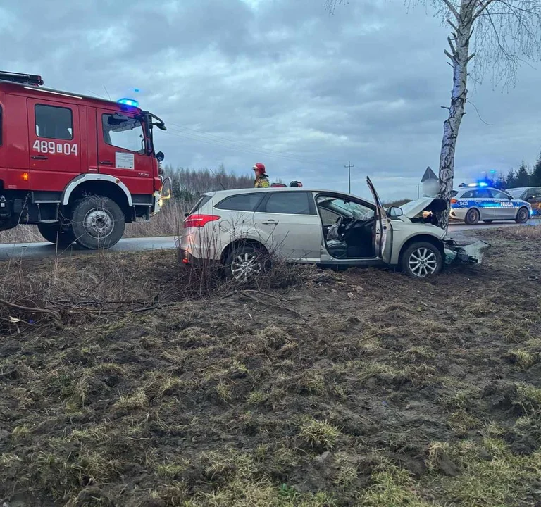 Słotwiny: Wypadł z drogi i uderzył w drzewo