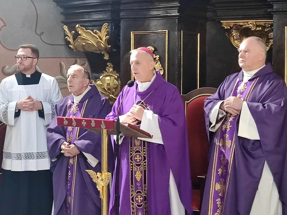 Dzieci z rodzicami modliły się podczas mszy św. z udziałem Bpa Grzegorza Suchodolskiego. Błogosławieństwo przez nałożenie rąk