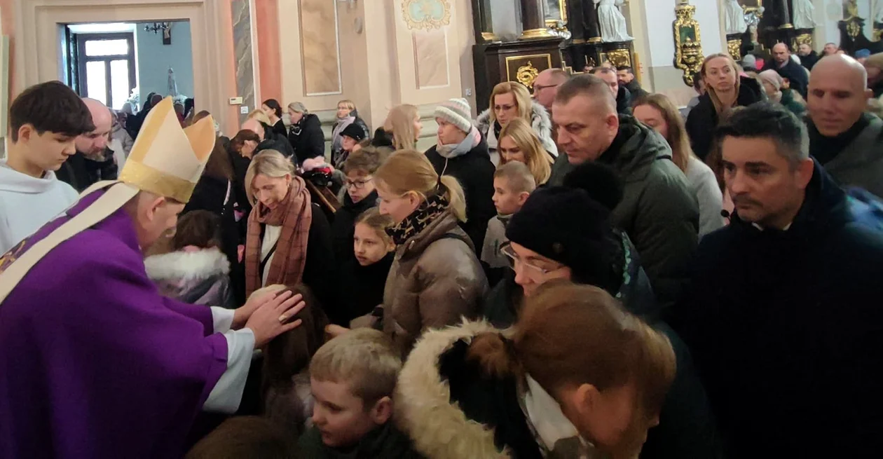 Dzieci z rodzicami modliły się podczas mszy św. z udziałem Bpa Grzegorza Suchodolskiego. Błogosławieństwo przez nałożenie rąk
