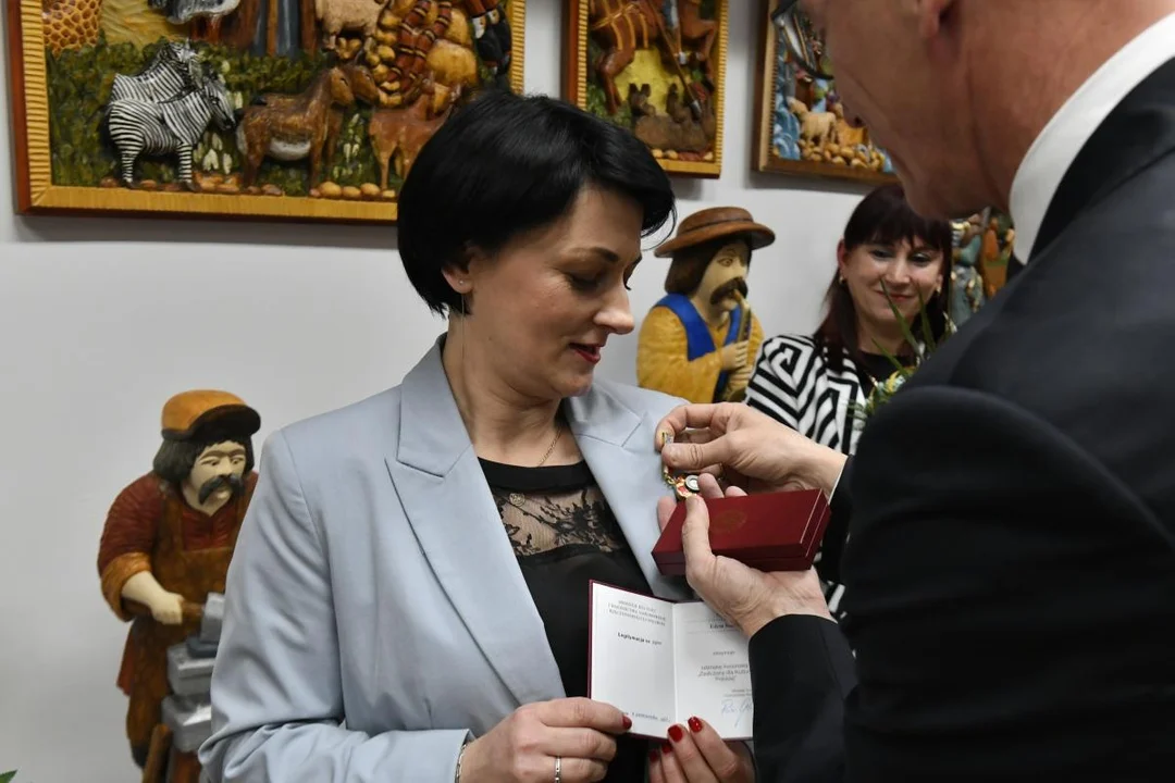 Agnieszka Szaniawska, Edyta Sak i Elżbieta Sadło z odznakami „Zasłużony dla Kultury Polskiej”